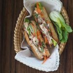 Tofu bánh mì z warzywami i majonezem Sriracha. Ciągle w podróży!
