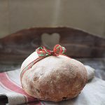 Vörtbröd. Szwedzki świąteczny chleb korzenny na piwie w grudniowej Piekarni