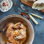 Kurczak z Palestyny z piniolami, sumakiem i płaskim chlebkiem
