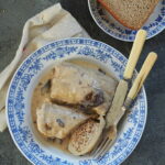 Gołąbki lwowskie z kaszą gryczaną, mięsem i grzybowym sosem