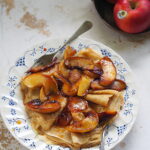 Naleśniki z karmelizowanymi jabłkami i miodem tymiankowym