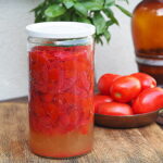 Domowy ocet pomidorowy ze skórek. Jakie ma właściwości i do czego go użyć?